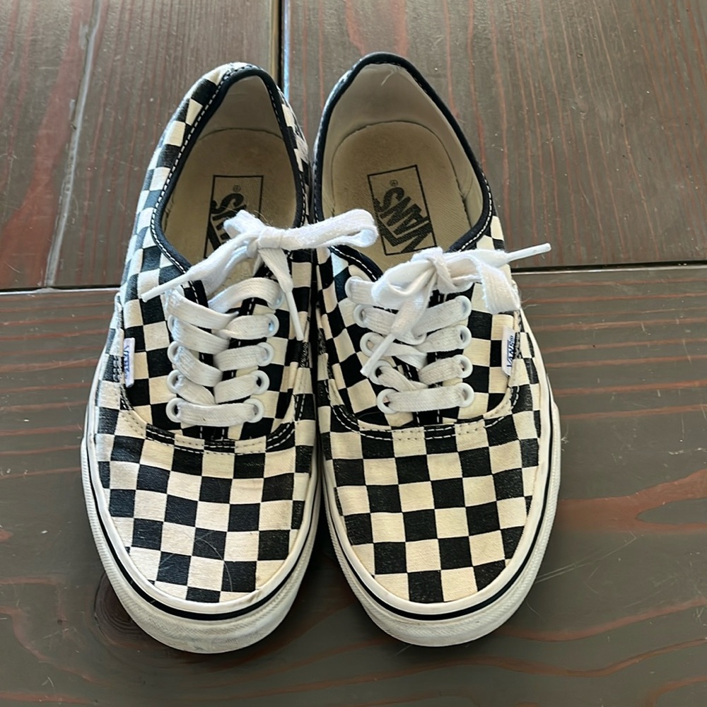 Checkerboard Vans men’s 7, women’s 8.5